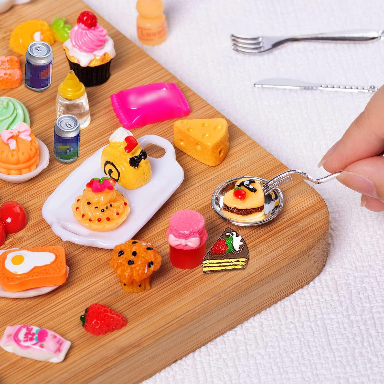 Miniature Food Frenzy: Tiny Tasty Treats 🍔🍩🥤